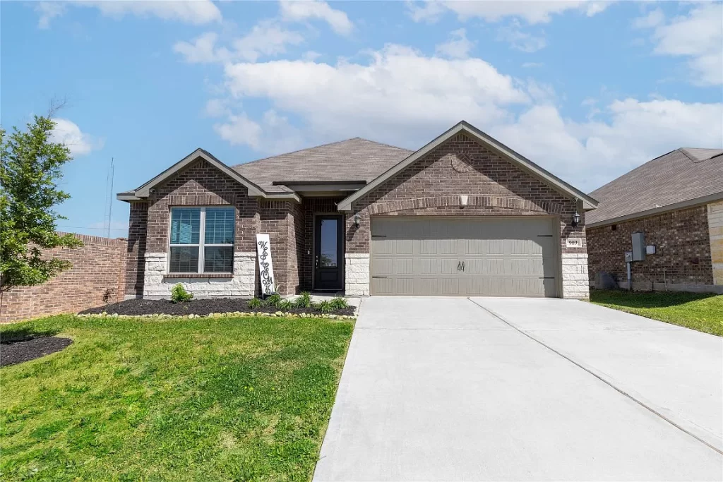 Modern house in Dallas with garden, ideal for homeowners looking to sell fast - We Buy Houses in Dallas