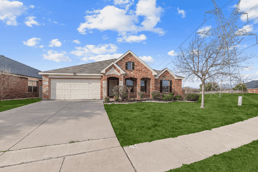Charming brick house in Dallas, ideal for buying or selling, with a clean driveway and well-maintained landscaping