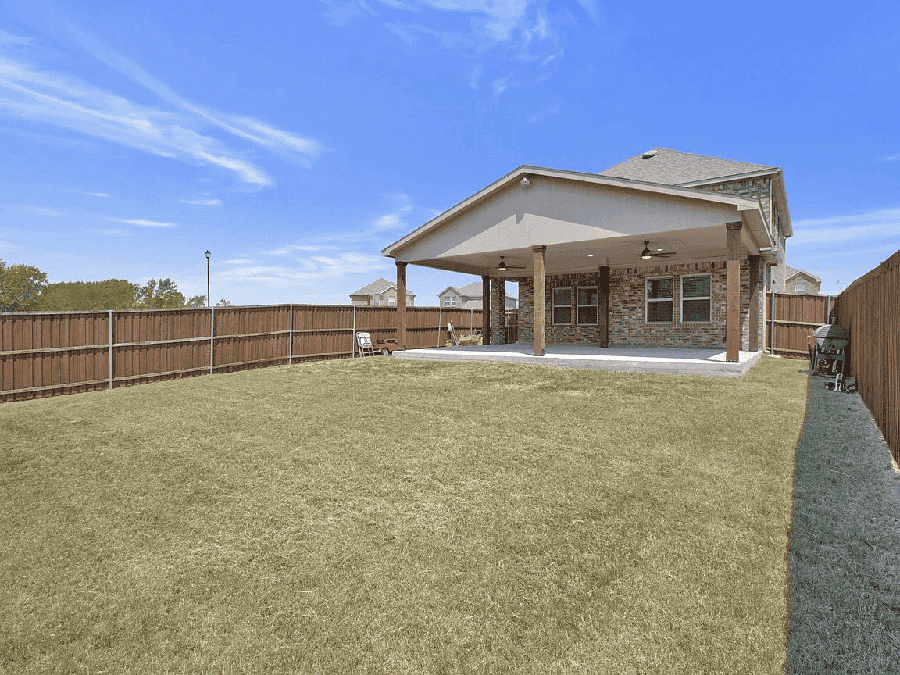Contemporary property in Dallas with a private backyard, ideal for buyers looking for a home with outdoor space.