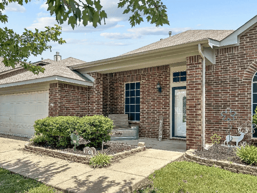 Cozy brick home in Dallas with well-maintained landscaping, perfect for those interested in buying or selling houses."